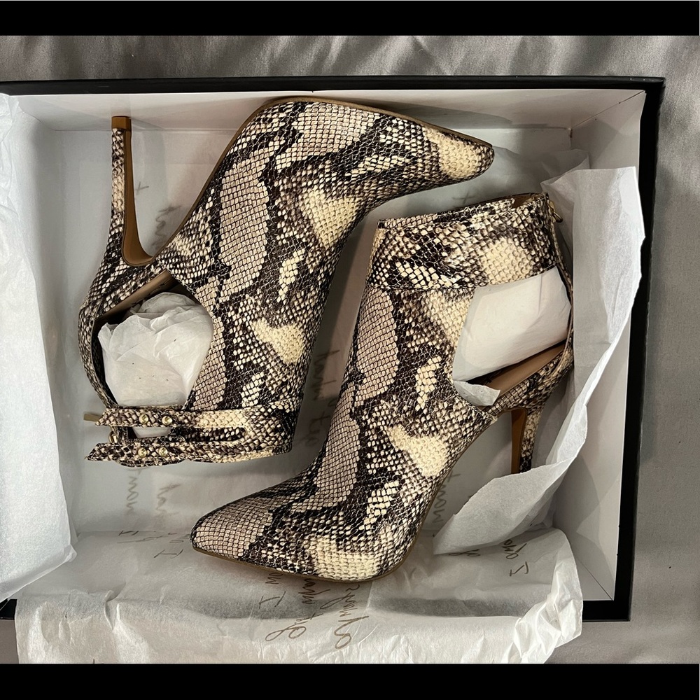 NIB Bebe Nile snakeskin Boots Booties. Size 8